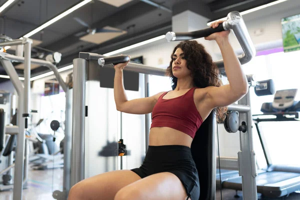 Athletic Fit Young Woman Using Shoulder Press Machine Fitness Center — Stock Photo, Image