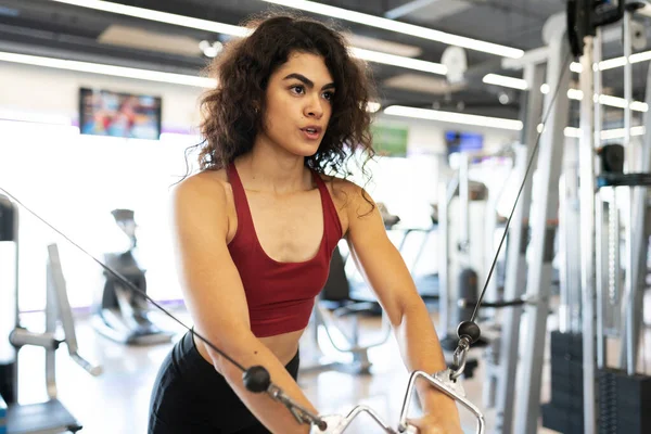 Vista Lateral Una Mujer Joven Ejercitando Sus Brazos Músculos Del —  Fotos de Stock