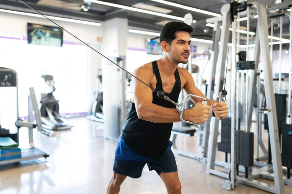 Attraktiver Junger Mann Beim Training Seiner Arme Und Brustmuskeln Mit — Stockfoto