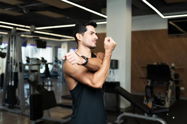 Atletisk Latin Ung Man Sträcker Armarna Gymmet Innan Börjar Ett — Stockfoto