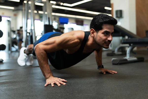 Yakışıklı Spanyol Genç Adam Spor Salonunda Vücut Kasları Için Şınav — Stok fotoğraf