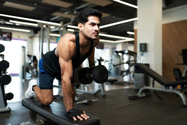 Atraktivní Mladý Latinský Muž Dělá Činka Řada Cvičení Sedu Lavičce — Stock fotografie