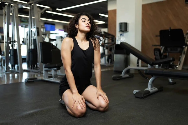 Fatigué Jeune Femme Prendre Une Pause Ses Exercices Salle Gym — Photo