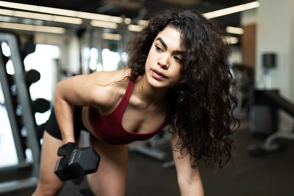 Aktif Genç Latin Kadın Spor Salonunda Halterli Sıra Egzersizi Yapıyor — Stok fotoğraf