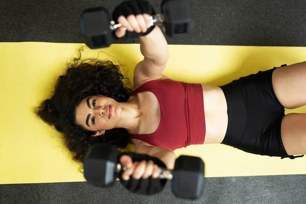 Portrait Seen Hispanic Young Woman Lying Mat Lifting Two Weights — Stock Photo, Image