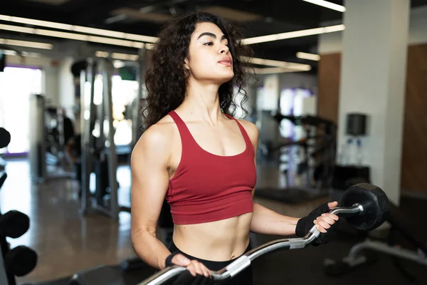 Sterke Vastberaden Jonge Vrouw Training Met Gewichten Een Fitnessclub — Stockfoto