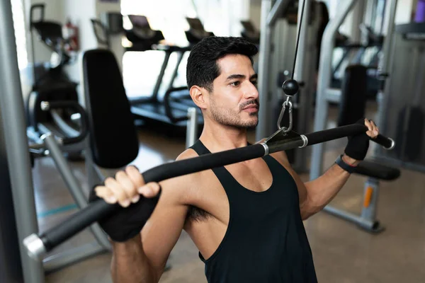 Schöner Junger Mann Mit Einem Kabelgerät Für Seine Rückenmuskulatur Fitnessstudio — Stockfoto