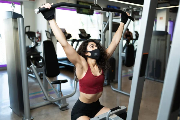 Латиноамериканка Маске Лица Тренирует Мышцы Спины Помощью Кабельного Автомата Фитнес — стоковое фото