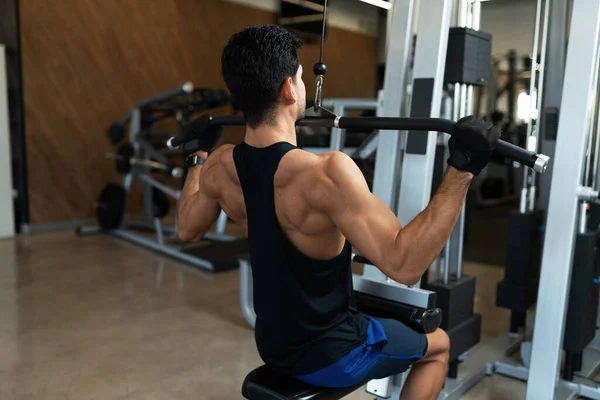 Вид Сзади Сильного Латиноамериканца Тренирующего Мышцы Спины Помощью Кабельной Машины — стоковое фото