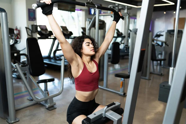Atlética Mulher Hispânica Operando Uma Máquina Cabo Para Músculos Das — Fotografia de Stock