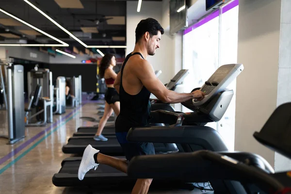 Attraktiv Ung Latinamerikansk Man Gör Cardio Träning Rutin Fitness Scenter — Stockfoto