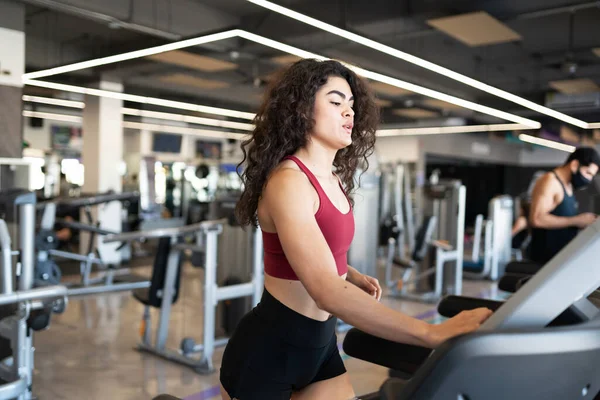 Pretty Hispanic Woman Curly Hair Finishing Workout Electronic Treadmill Modern — Stock Photo, Image