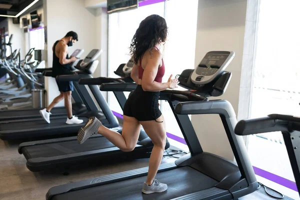 Ajuste Jovem Mulher Latina Olhando Pela Janela Enquanto Faz Exercício — Fotografia de Stock