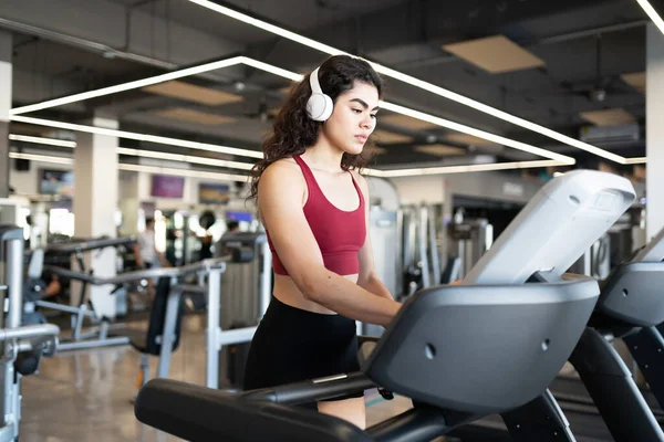 Atlética Joven Hispana Con Auriculares Blancos Iniciando Una Carrera Cinta — Foto de Stock