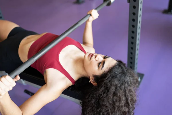 Attractive Latin Woman Her 20S Seen Preparing Her Weightlifting Training — Stock Photo, Image