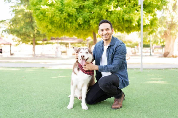 Retrato Cão Hispânico Adulto Proprietário Com Seu Belo Cão Feliz — Fotografia de Stock