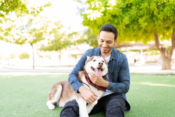 Volwassen Latijnse Man Met Een Grote Bruine Hond Schoot Ligt — Stockfoto