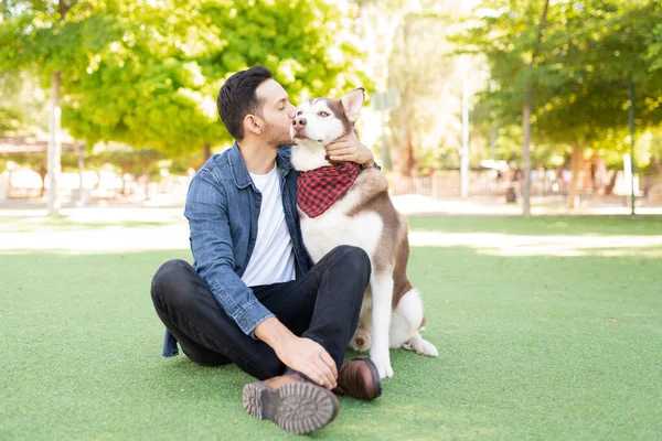 Bonito Masculino Cão Proprietário Beijar Rosto Seu Cão Amigo Vestindo — Fotografia de Stock