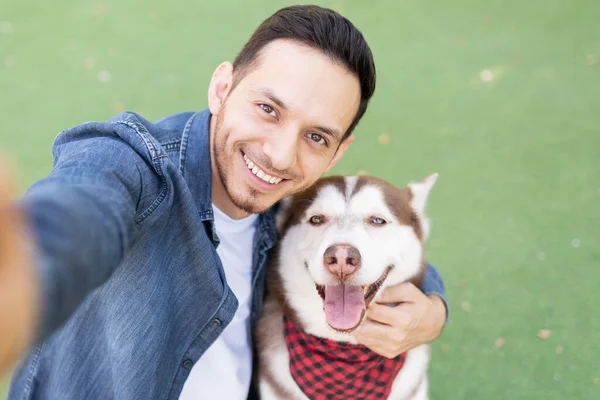 Yetişkin Latin Bir Adam Onun Gülümseyen Sevimli Köpeğinin Çektiği Selfie — Stok fotoğraf