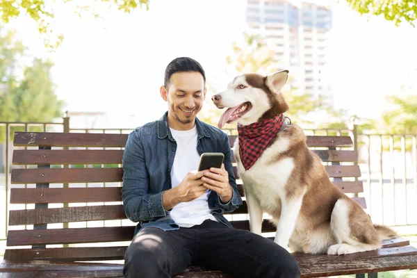 Aantrekkelijke Latijnse Volwassen Man Die Social Media Zijn Smartphone Bekijkt — Stockfoto