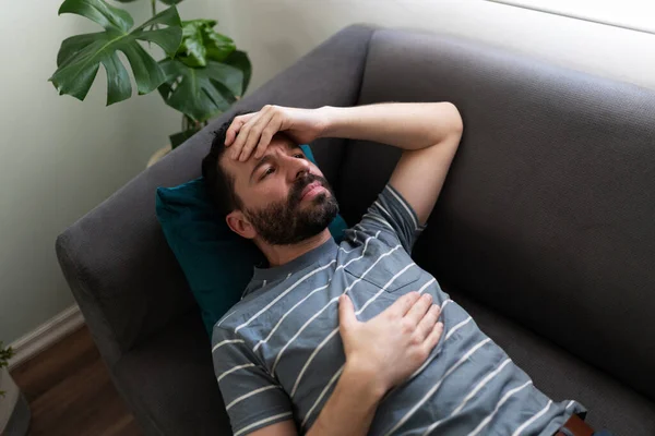 Homem Hispânico Estressado Seus Anos Deitado Sofá Pensando Seus Problemas — Fotografia de Stock