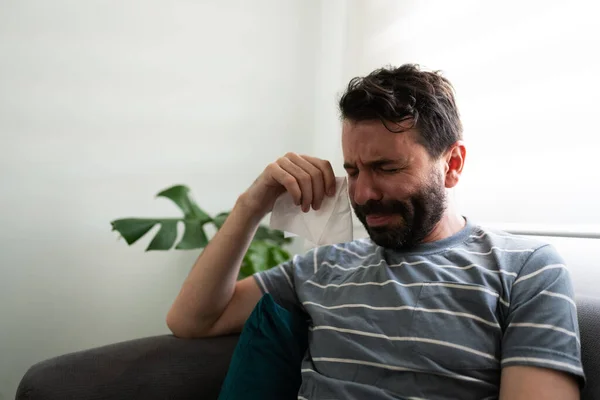 Uomo Affranto Sulla Trentina Seduto Sul Divano Con Fazzoletto Piangendo — Foto Stock