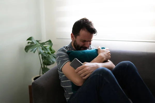 Зламаний Чоловік Свої Років Тримає Подушку Телефон Плачучи Своїй Вітальні — стокове фото