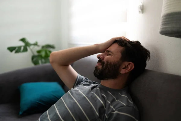 Felnőtt Latin Férfi Profilja Depresszióval Szorongással Magányosnak Összetörtnek Érzi Magát — Stock Fotó