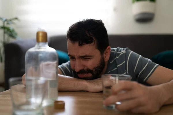 Hombre Adulto Hispano Sintiéndose Solo Triste Bebiendo Vodka Alcohol Casa —  Fotos de Stock