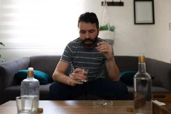 Homem Alcoólico Olhando Triste Fumar Cigarrete Beber Álcool Vodka Sentado — Fotografia de Stock