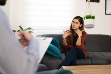 İspanyol genç bir kadın terapi seansı sırasında sorunlarından ve psikiyatristlerle psikolojik sorunlarından bahsediyor.