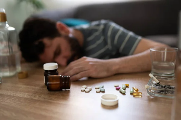 Concentre Primeiro Plano Homem Latino Bêbado Desmaiado Mesa Com Pílulas — Fotografia de Stock