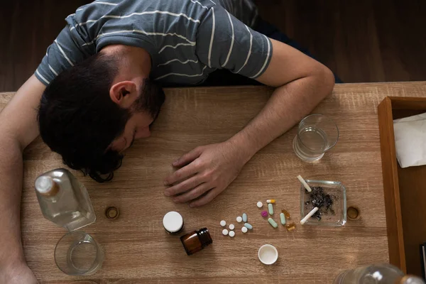 Visão Superior Homem Adulto Bêbado Com Anos Desmaiou Mesa Com — Fotografia de Stock