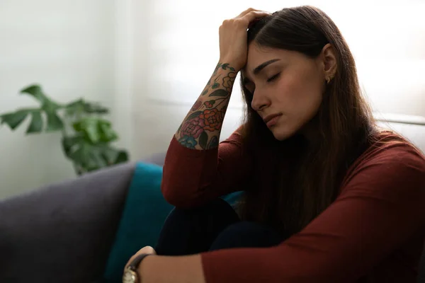 Perfil Uma Jovem Hispânica Infeliz Sentada Seu Sofá Casa Parecendo — Fotografia de Stock