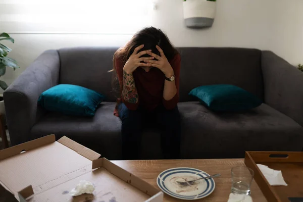 Mladá Latinská Žena Depresemi Drží Hlavu Rukama Hispánka Sedící Domácí — Stock fotografie