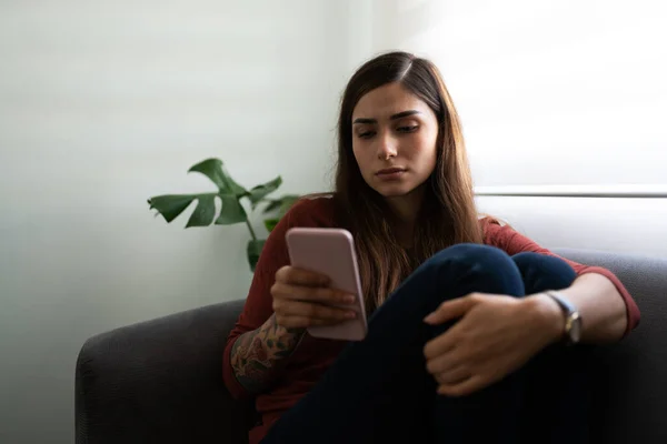 Cantik Dan Tidak Bahagia Wanita Muda Latin Menggunakan Smartphone Nya — Stok Foto