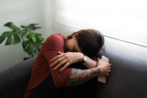 Jovem Triste Chorando Abraçando Joelhos Sofá Mulher Latina Sofrendo Por — Fotografia de Stock