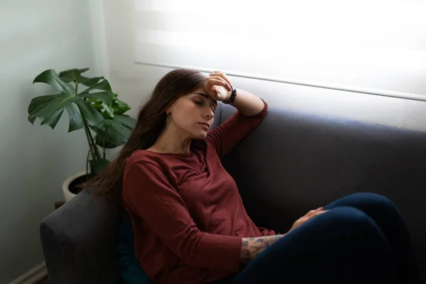 Yalnız Üzgün Kadın Depresyon Endişeyle Kıvranıyor Spanyol Genç Kadın Oturma — Stok fotoğraf