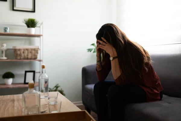 알코올 중독자인 여자가 스트레스와 슬픔을 느끼는 모습을 머리를 우울증에 — 스톡 사진