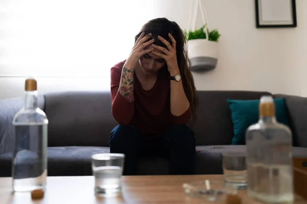 Deprimată Alcoolică Hispanică Tânără Stând Singură Canapea Arătând Stresată Tristă — Fotografie, imagine de stoc