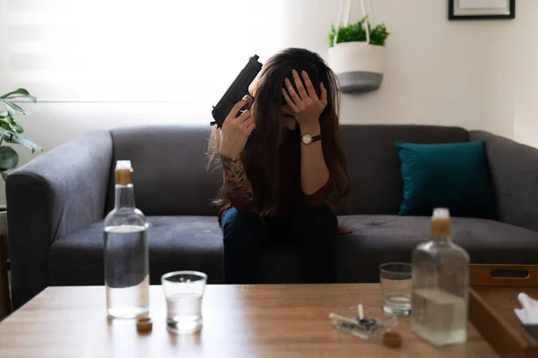 Depresyon Endişeyle Dolu Üzgün Genç Bir Kadın Evinde Oturmuş Elinde — Stok fotoğraf