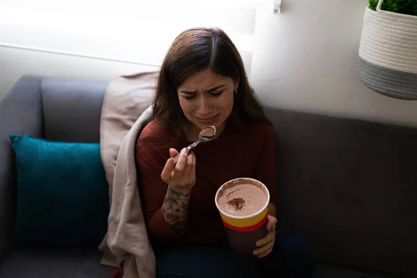 Deprimida Coração Partido Jovem Latina Comendo Sorvete Chocolate Enquanto Chorava — Fotografia de Stock