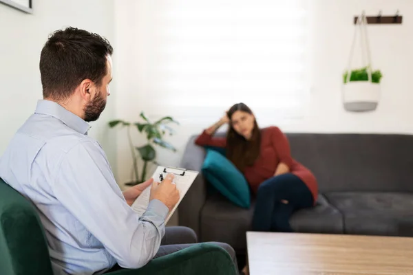 Male Psychologist Writing His Chart Session Depreseed Female Patient Psychiatrist — Stock Photo, Image