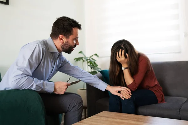 Férfi Pszichológus Aki Szakmai Tanácsadást Segítséget Nyújt Egy Depresszióban Szenvedő — Stock Fotó