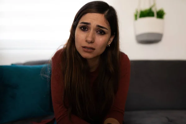 Retrato Uma Jovem Mulher Latina Atraente Com Maquiagem Chorando Sofá — Fotografia de Stock