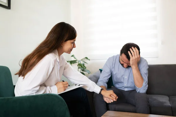 Female Psychologist Giving Professional Advice Aid Male Patient Depression Problems — Stock Photo, Image