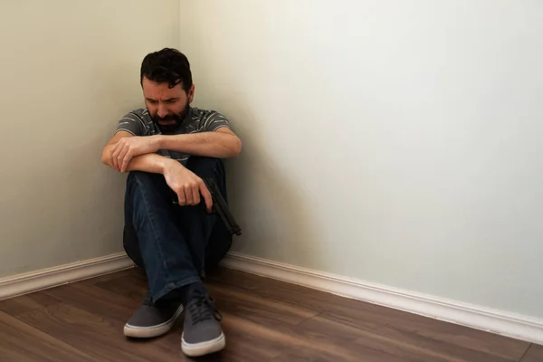 Homem Hispânico Deprimido Casa Dos Anos Com Problemas Psiquiátricos Psicológicos — Fotografia de Stock