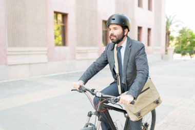 30 'lu yaşlarda, aktif ve fitness yaşam tarzı olan İspanyol bir adam işe gitmek için bisiklet sürüyor.