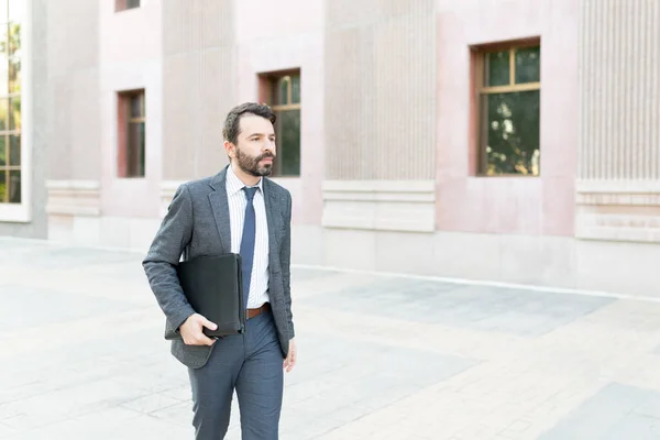 Empleado Profesional Masculino Llevando Portafolio Caminando Edificio Trabajo Ciudad —  Fotos de Stock