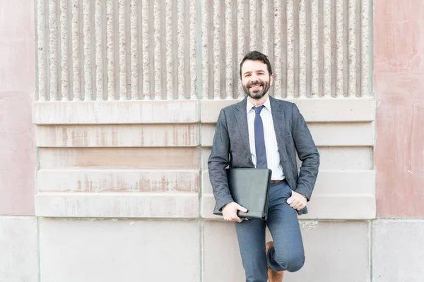 Gelukkige Spaanse Professionele Mannelijke Werknemer Draagt Een Stropdas Draagt Een — Stockfoto